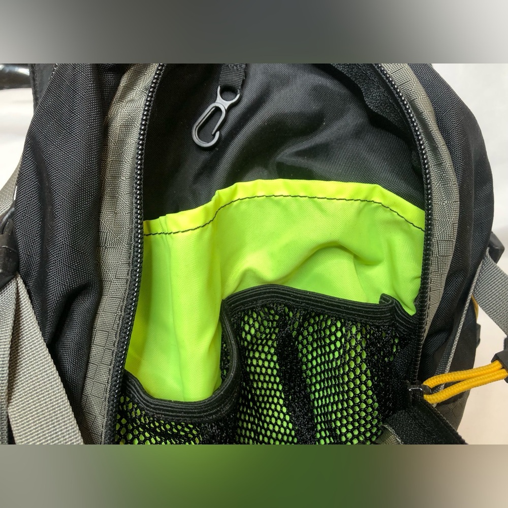 Camelback H.A.W.G. Hang Hydration Hiking/Biking Backpack - Picture 5 of 6